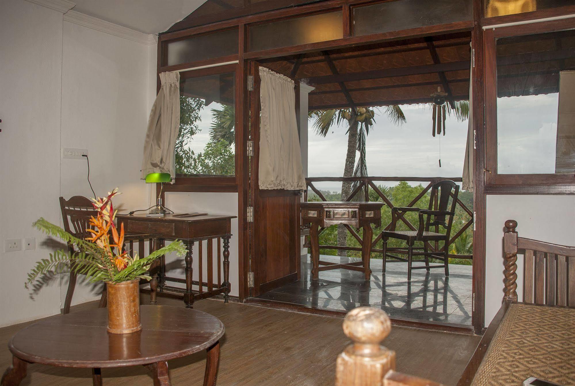 Over The Hill Poovar Экстерьер фото